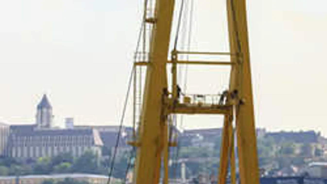 Újabb videó a Clark Ádám daruról: így dolgoznak a helyszínen