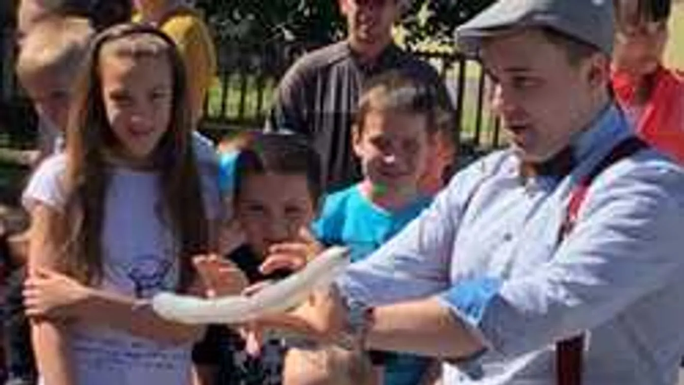 Hernyóval és virággal tör világhírnévre a magyar showman