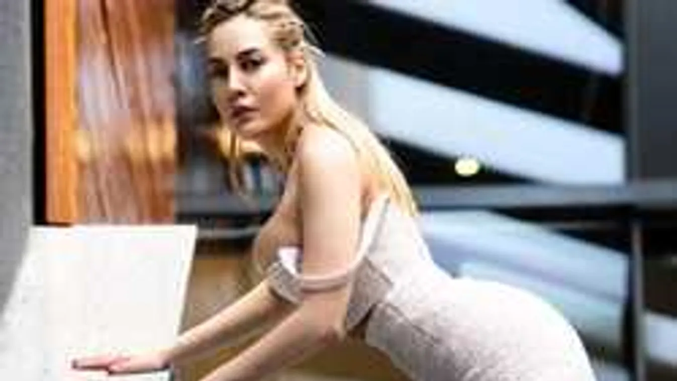 Bugyi nélkül, szuperminiben terpeszt a kerek mellű színésznő