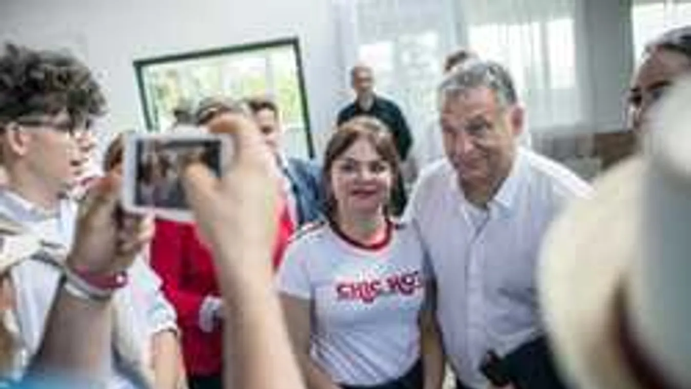 Orbán Viktor legyőzte Salvinit, a szelfikirályt