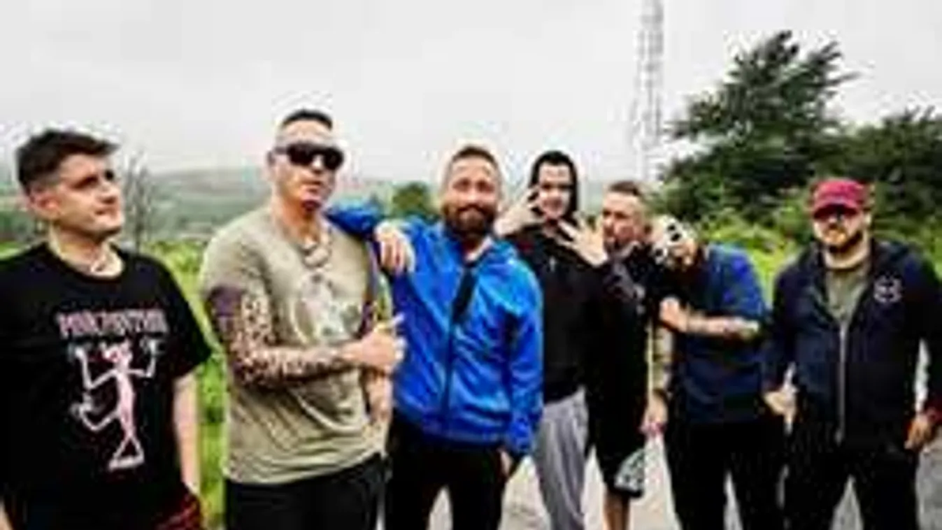 Fotók a helyszínről: Brutális balesetet szenvedett a magyar zenekar