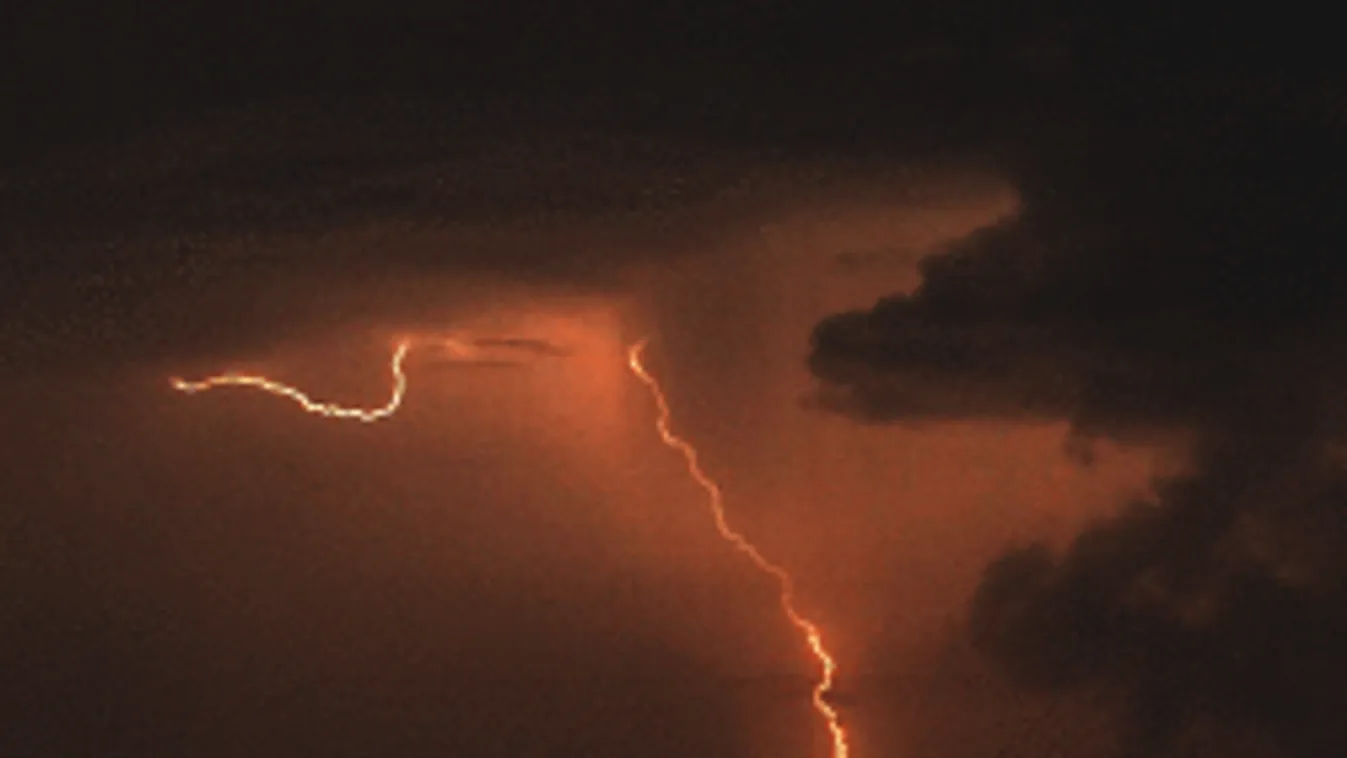 Elképesztő felvétel: Ezt hagyta maga után a villámcsapás