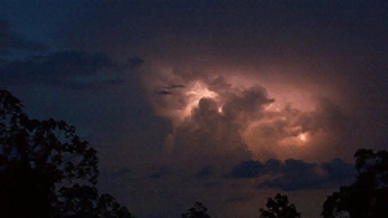 Pusztított a vihar az országban: épületekbe csapott a villám, kidőltek a fák