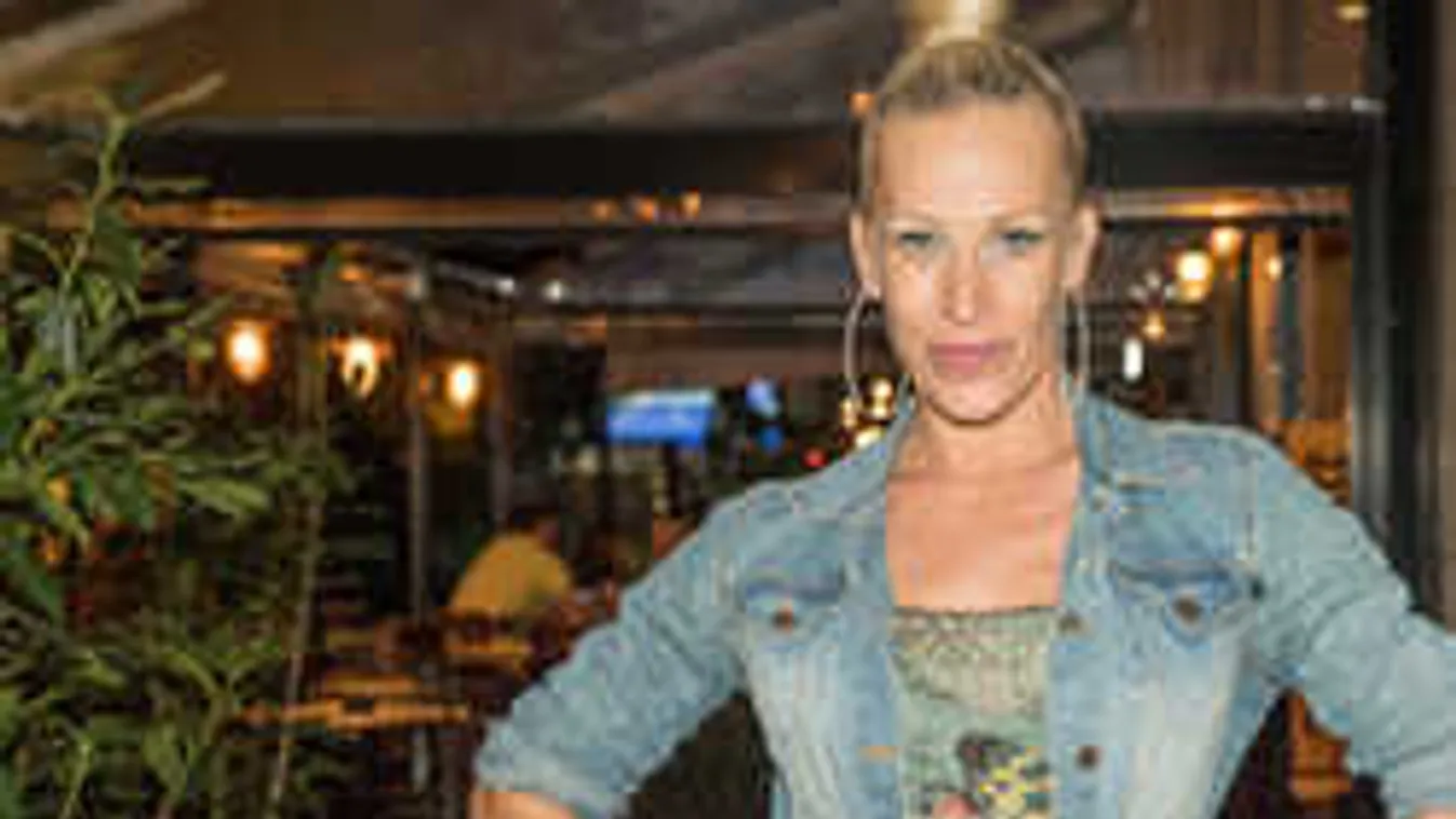 Merész fotósorozat került fel a netre a szexi magyar énekesnőről