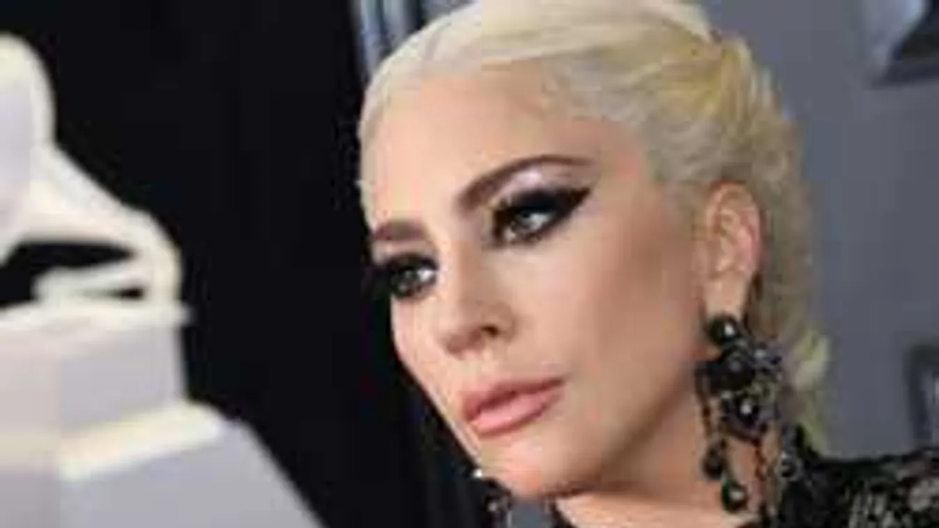 Kiakadtak a rajongók, Lady Gaga házas férfival csókolózott - videó