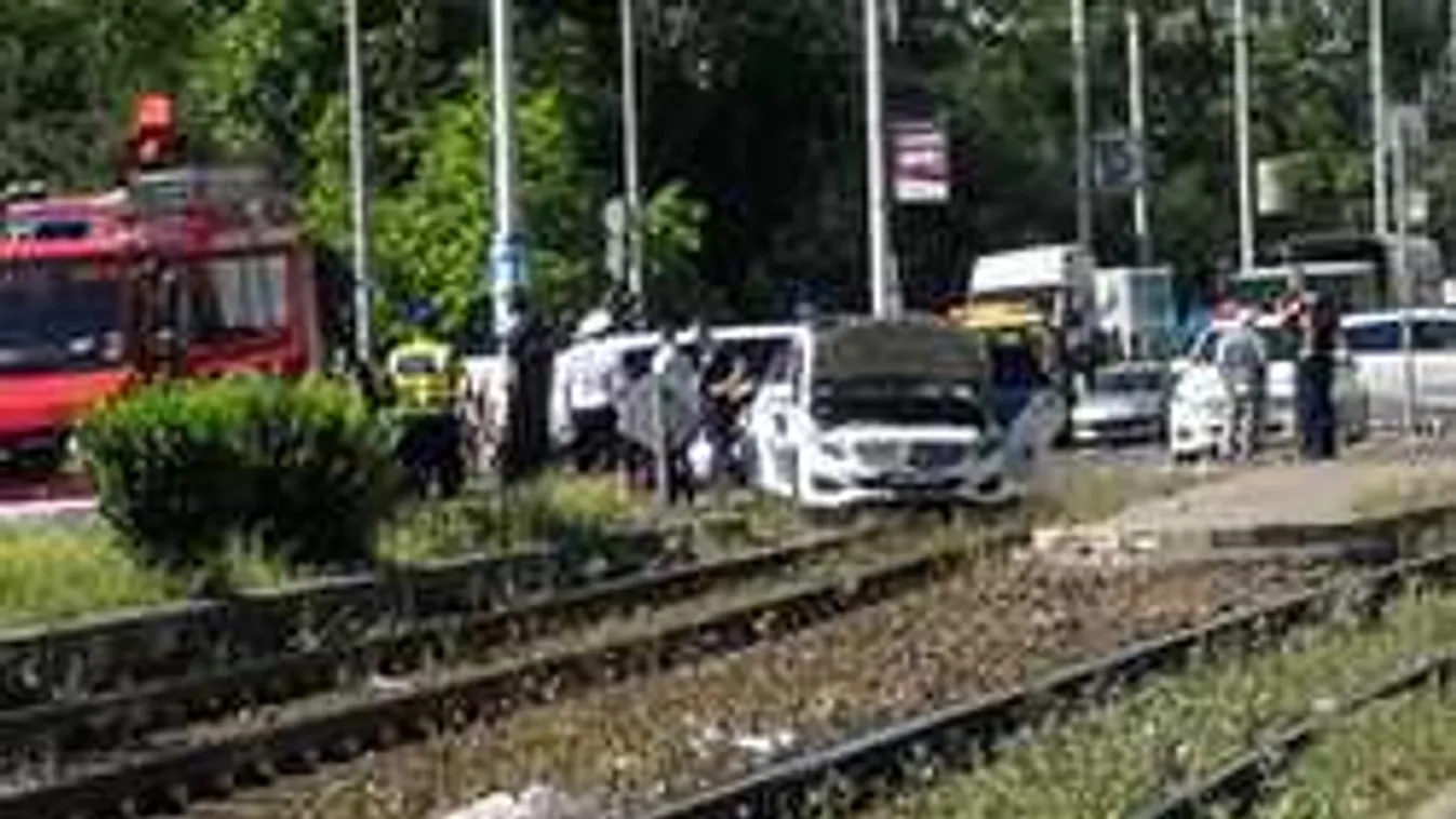 Itt az első fotó: rendőrök sérültek meg Budapesten, a villamos se jár