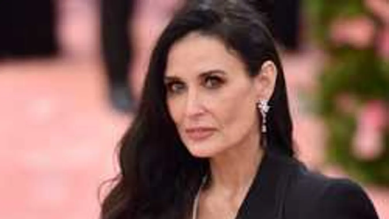 Ezekkel a topless fotókkal sokkolta a lányait Demi Moore