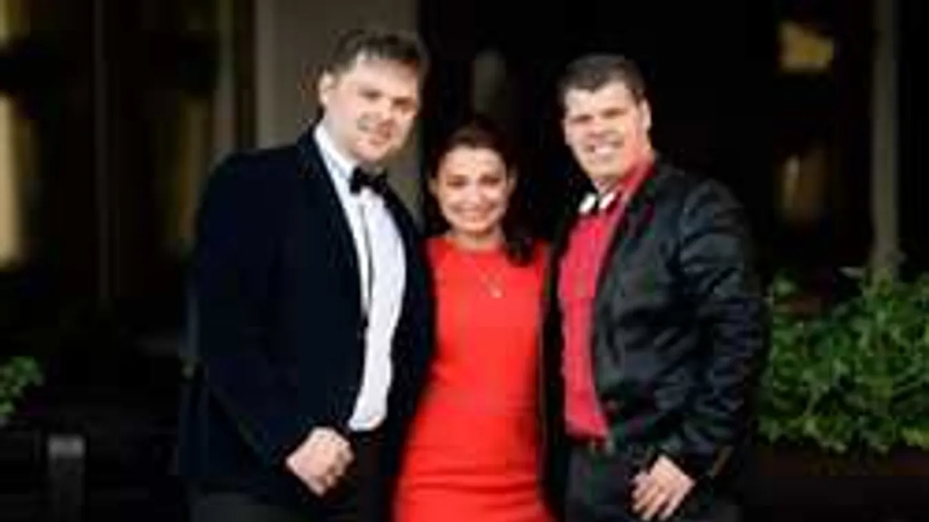 Újabb bébibumm: Babát vár a magyar zenekar fiatal énekesnője