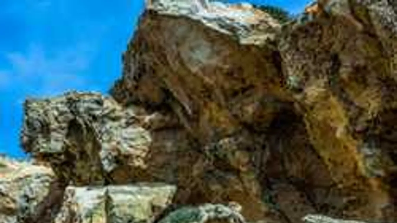 Azonnal mentőhelikoptert riasztottak, eltörhetett egy turista gerince