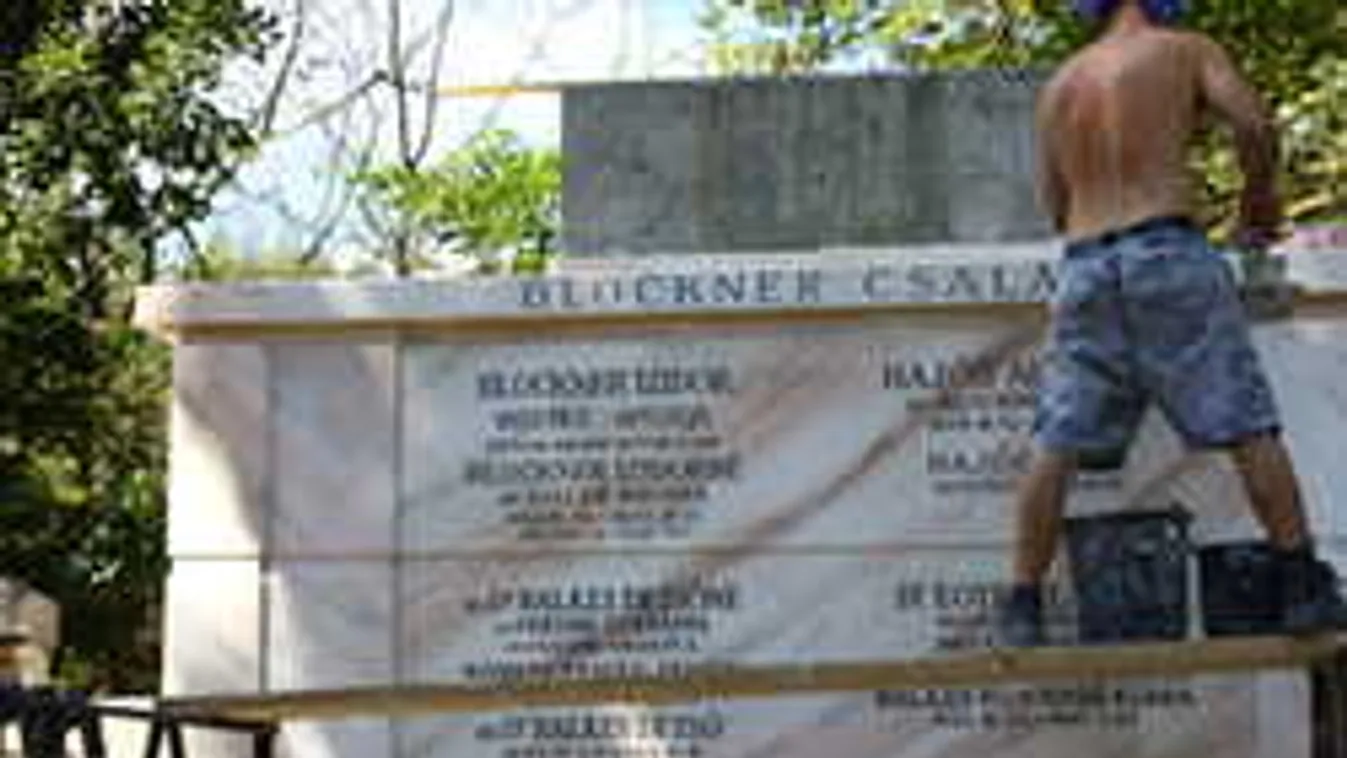 Teljes döbbenet a temetőben: így néz ki most a Magyar Delfin sírhelye