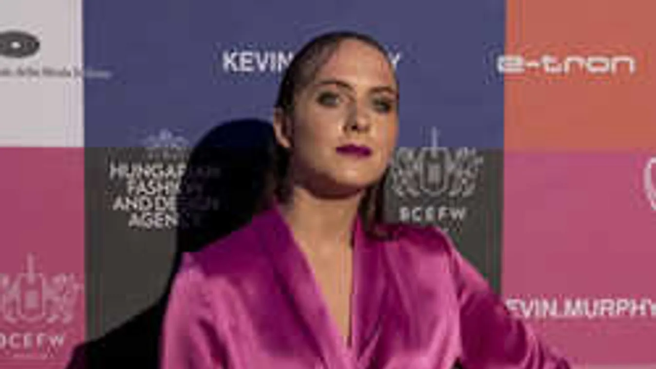 Szemből fotózták le a tök pucér magyar színésznőt