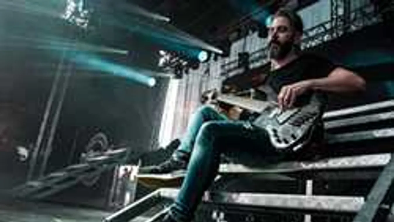 Dráma a színpadon, súlyos baleset érte a magyar zenészt