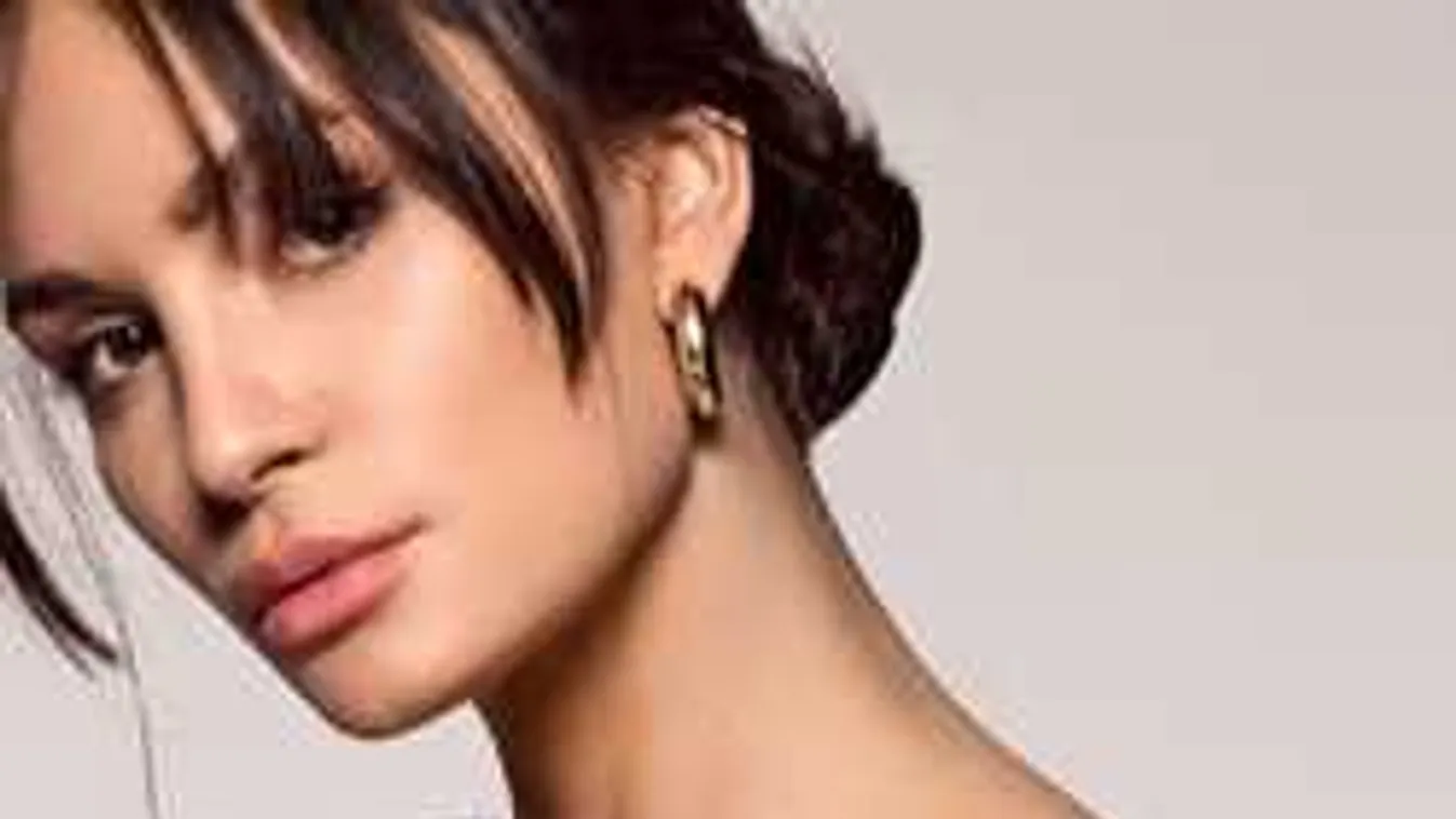 A fürdőkád szélén pucérkodik a hatalmas keblű ringlány