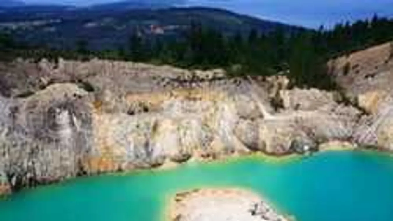 Mérgező tóban szelfiztek a fiatalok, többen megbetegedtek