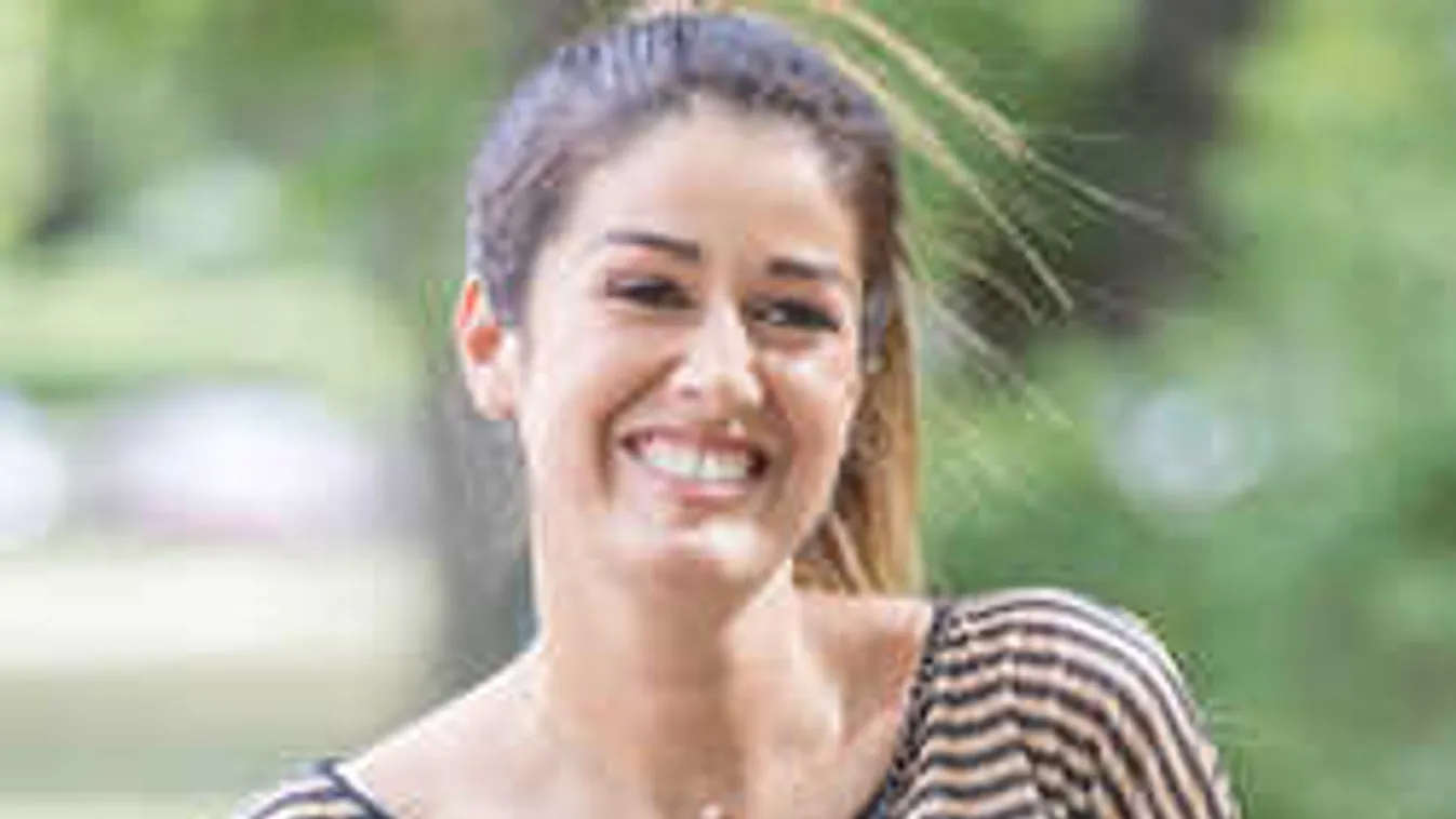 Kínos felfordulás az utcán, nyilvánosan mutogatta bájait Singh Viki