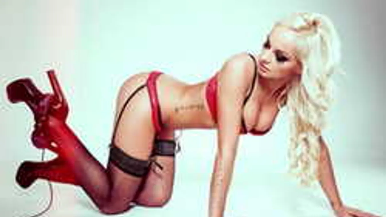 Bárki beleshet a dögös magyar zenész cicijei közé a legújabb képén!