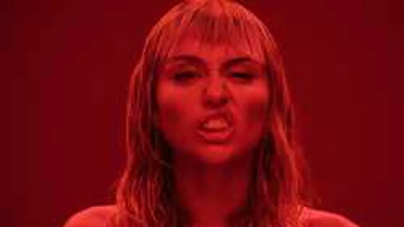 Olyan korhatáros videót forgatott Miley, hogy a felnőtteknek is sok