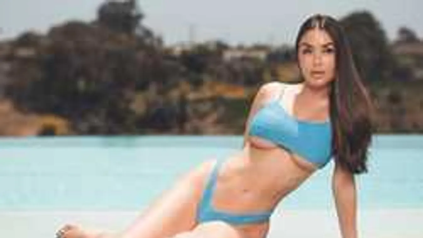 Meztelenül heverészik, mindene látszik a nagy mellű bloggerlánynak