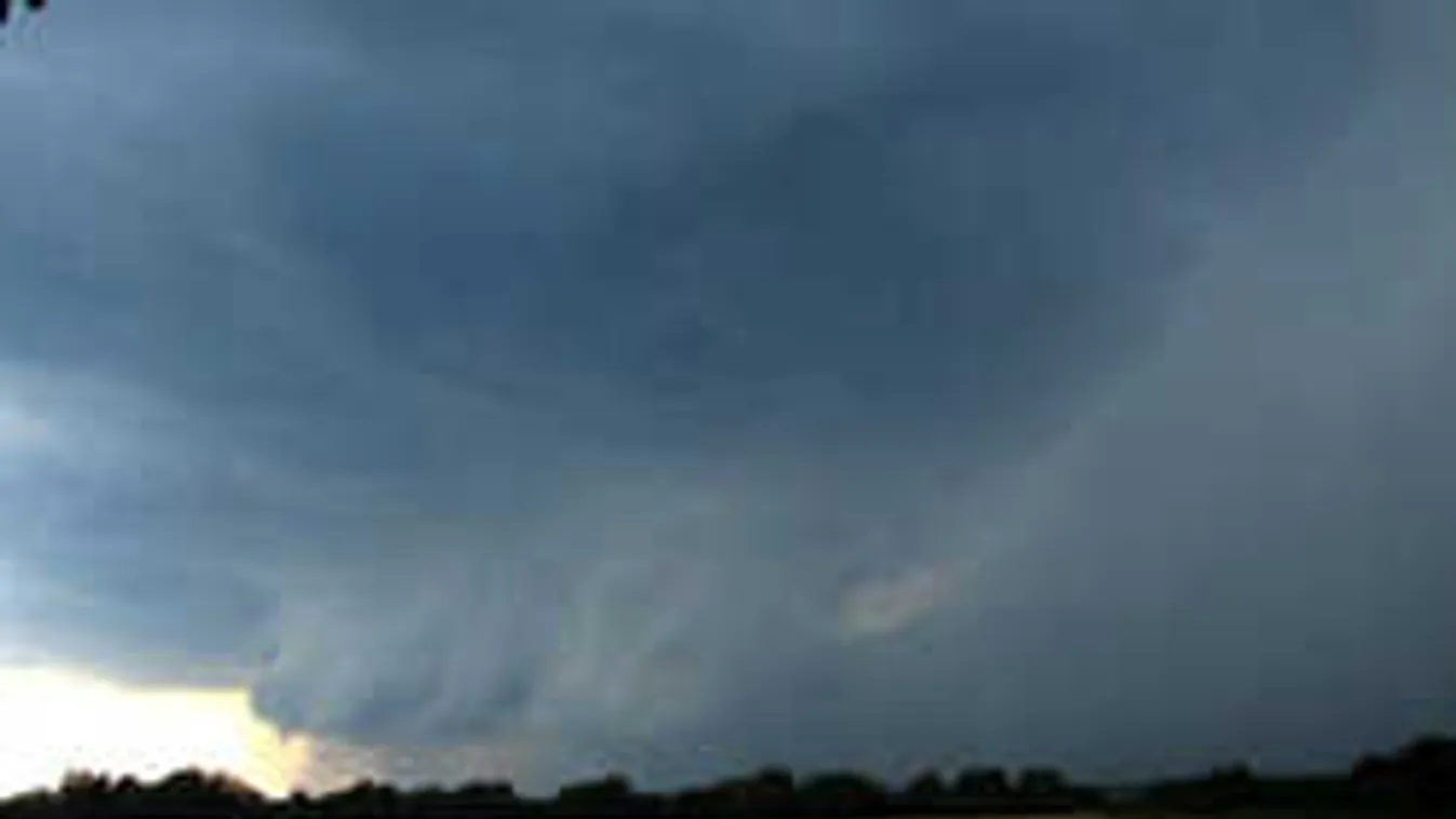 Brutális erővel csapott le a vihar,látványos felvétel a szupercelláról