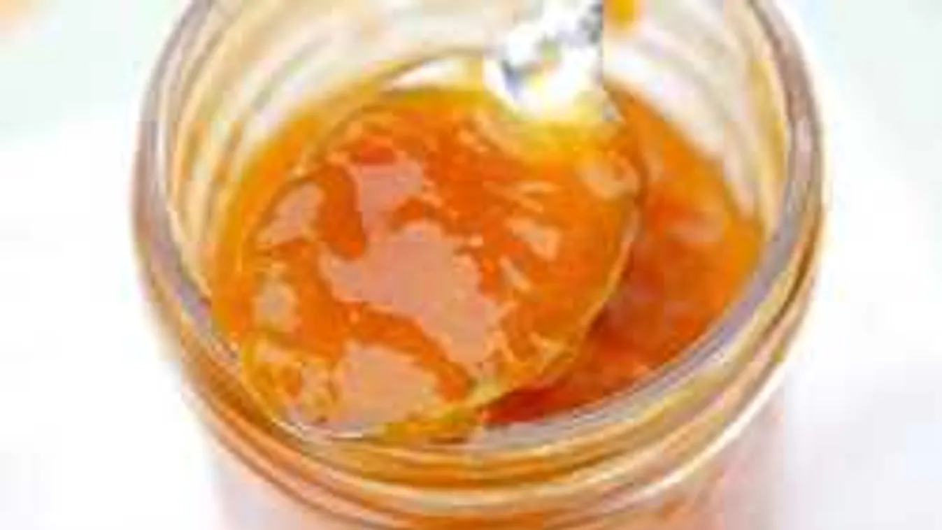 Nagyüzem Orbánéknál, a nyári konyhában főzik a baracklekvárt