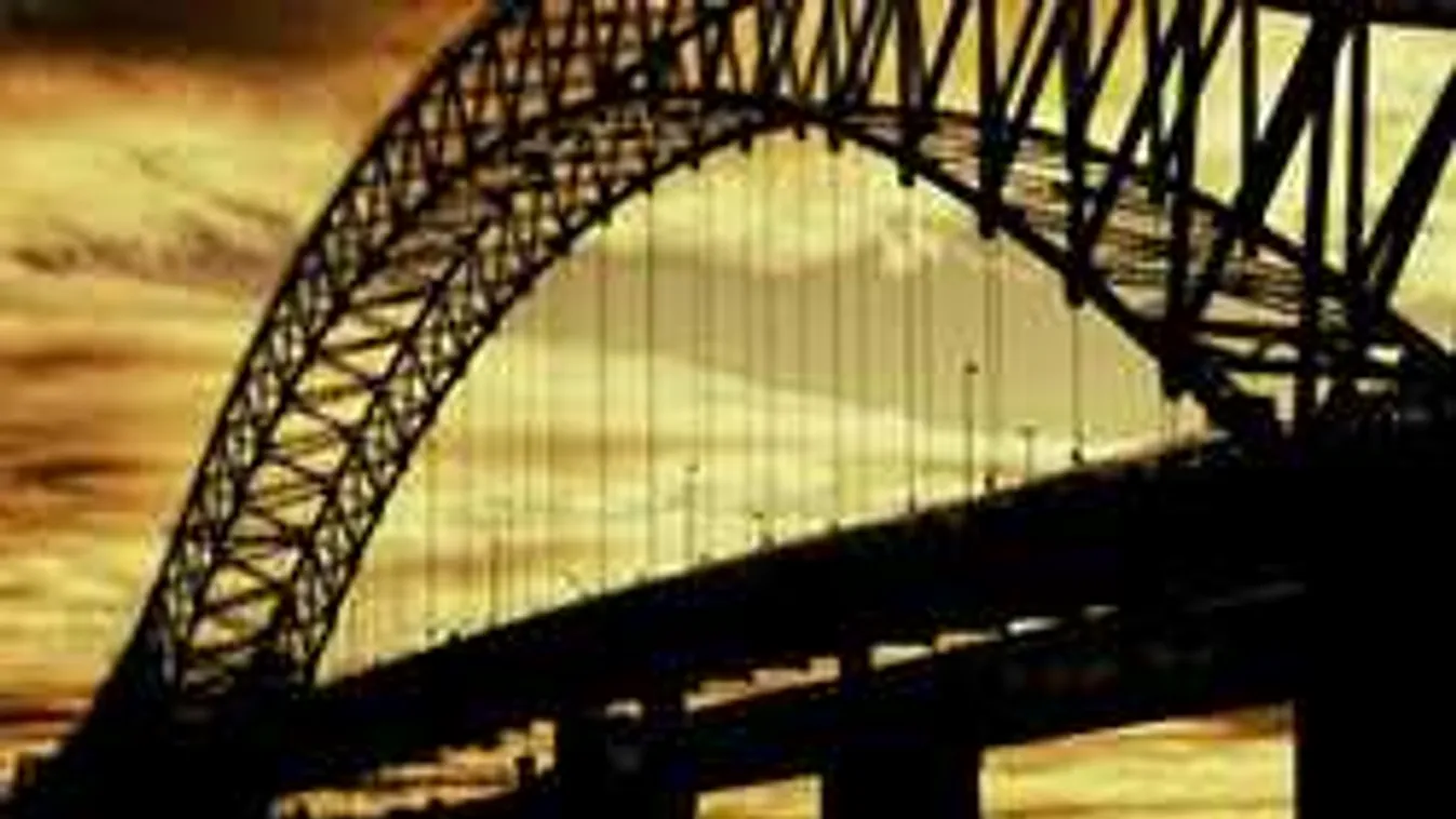 Hoppá, nyílt utcán vetkőzött anyaszült meztelenre a turistanő - videó