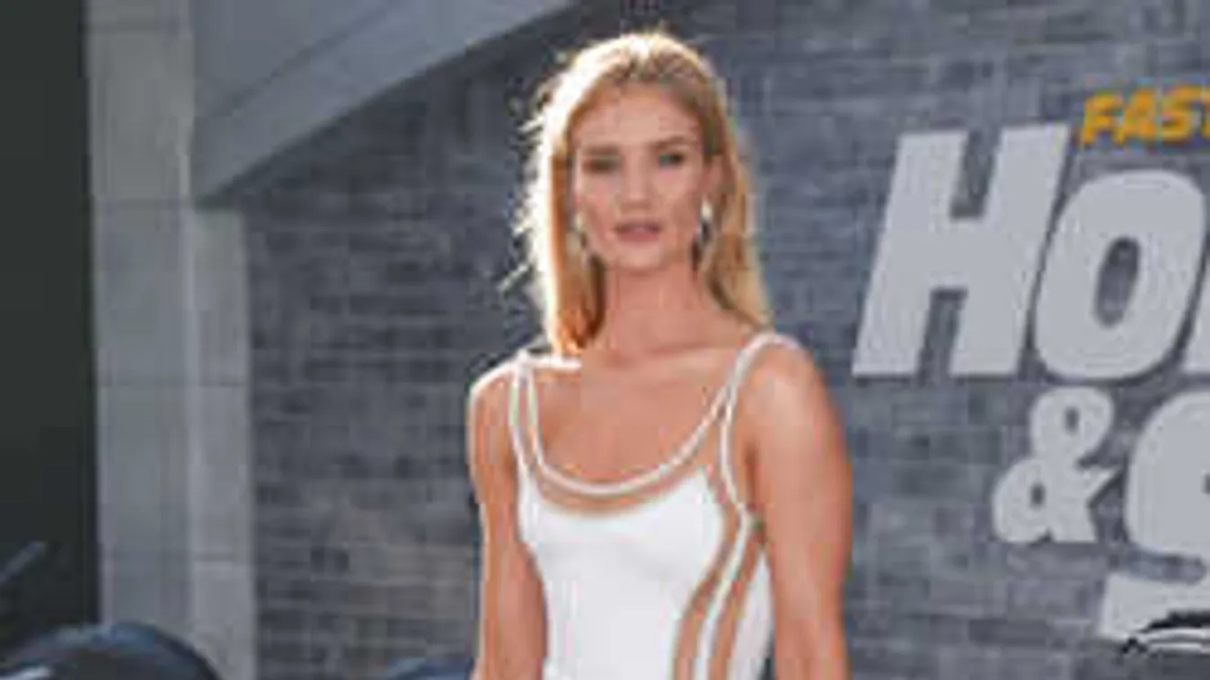 Emelte a tétet a sztármami,átlátszó ruhában villantott végtelen combot