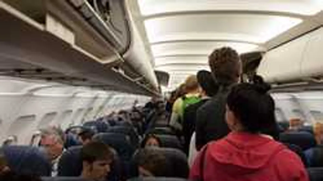 Balhé a reptéren, egy nő laptoppal vert szét egy férfit Miamiban