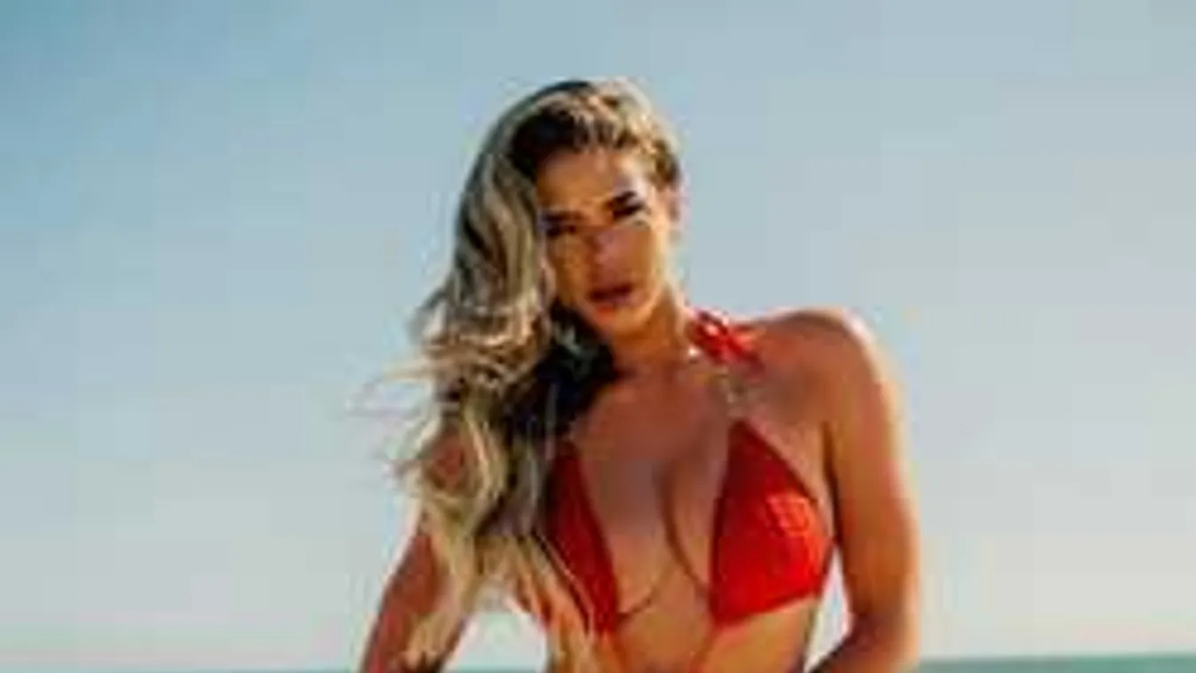 Leesik az állad, hatalmas kebleket villantott a szőke színésznő