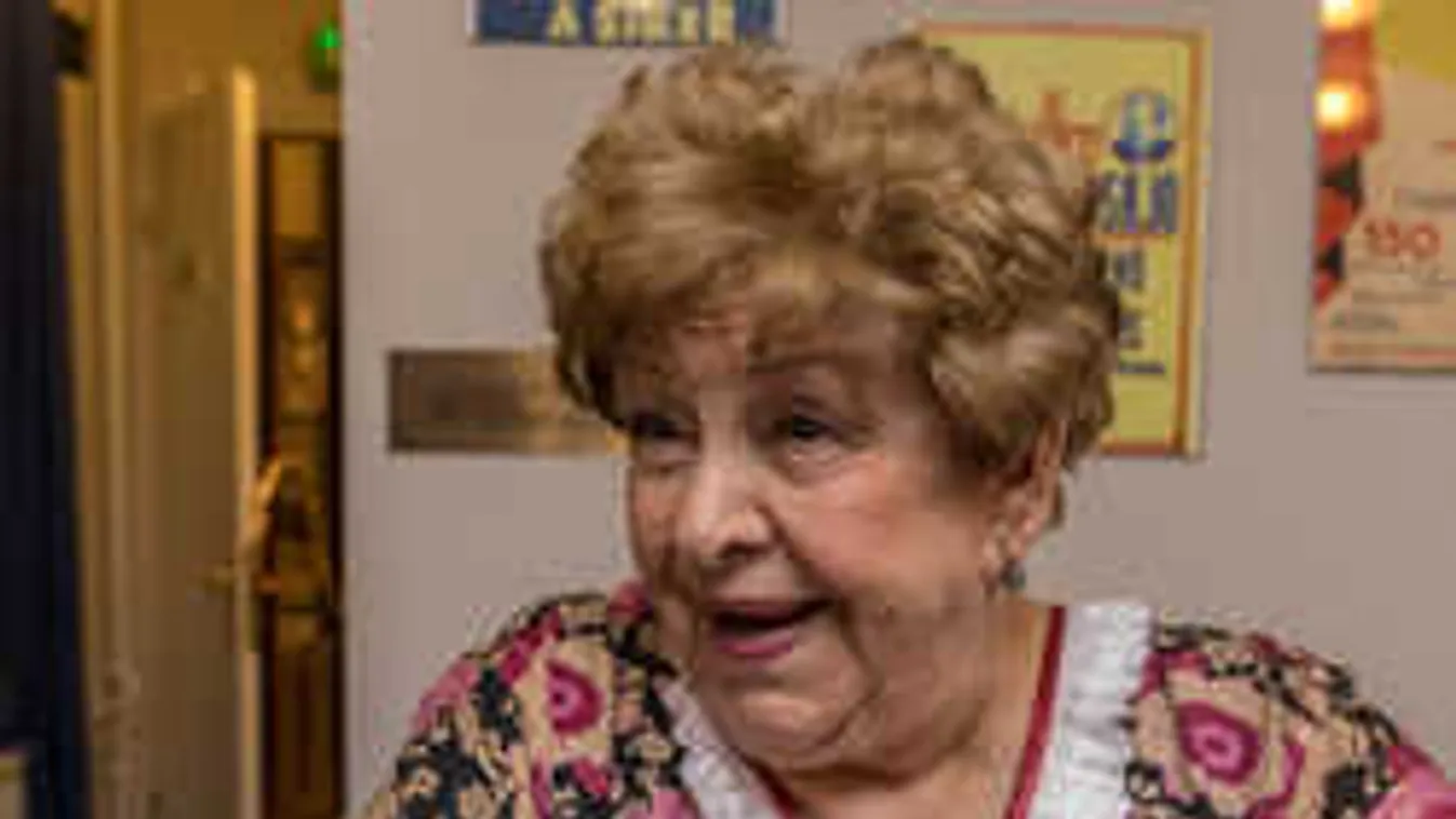 Ezt teszi a Szomszédok sztárja, ha megállítják a rajongók az utcán