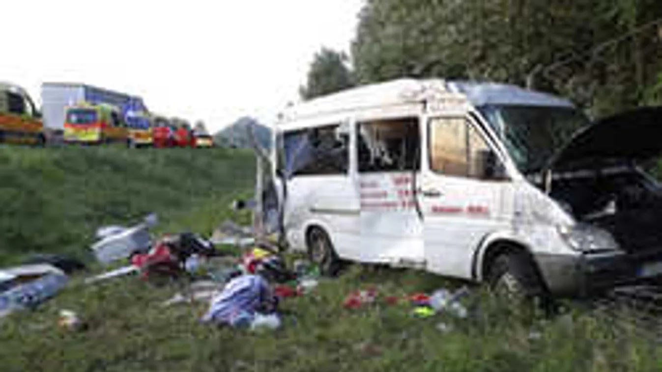 Helyszíni fotók: tízen sérültek az M5-ösön történt reggeli balesetben