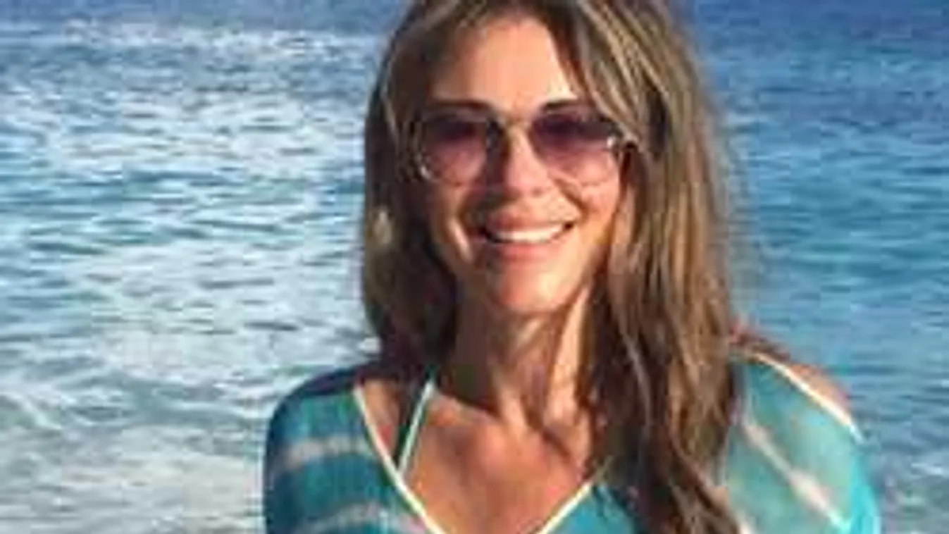 Ez igen, átlátszó ruhában pózolt a párductestű 54 éves sztármami