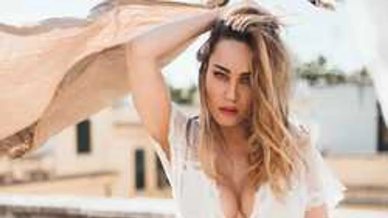 Meglesték az ágyban, meztelenül pihen a nagy mellű színésznő