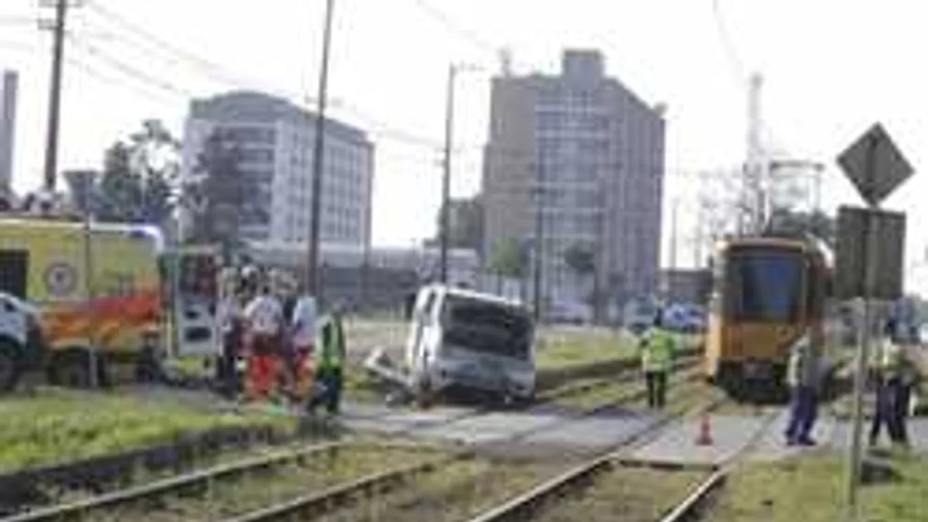 Életveszélyes sérülés a villamosbalesetben, repültek az emberek - fotó