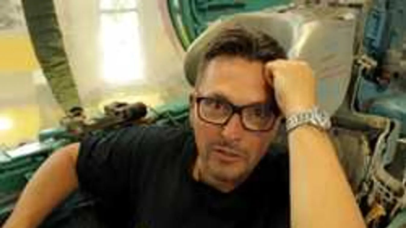 Vadászgépben feszít Kovács Ákos