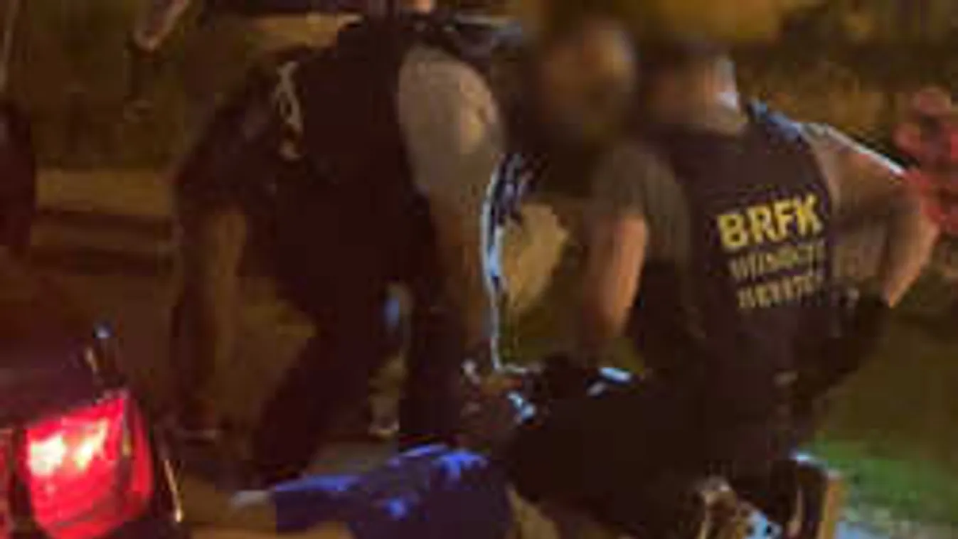 Akció az éjszakában:rendőrök lepték el a pesti gyorsétterem parkolóját