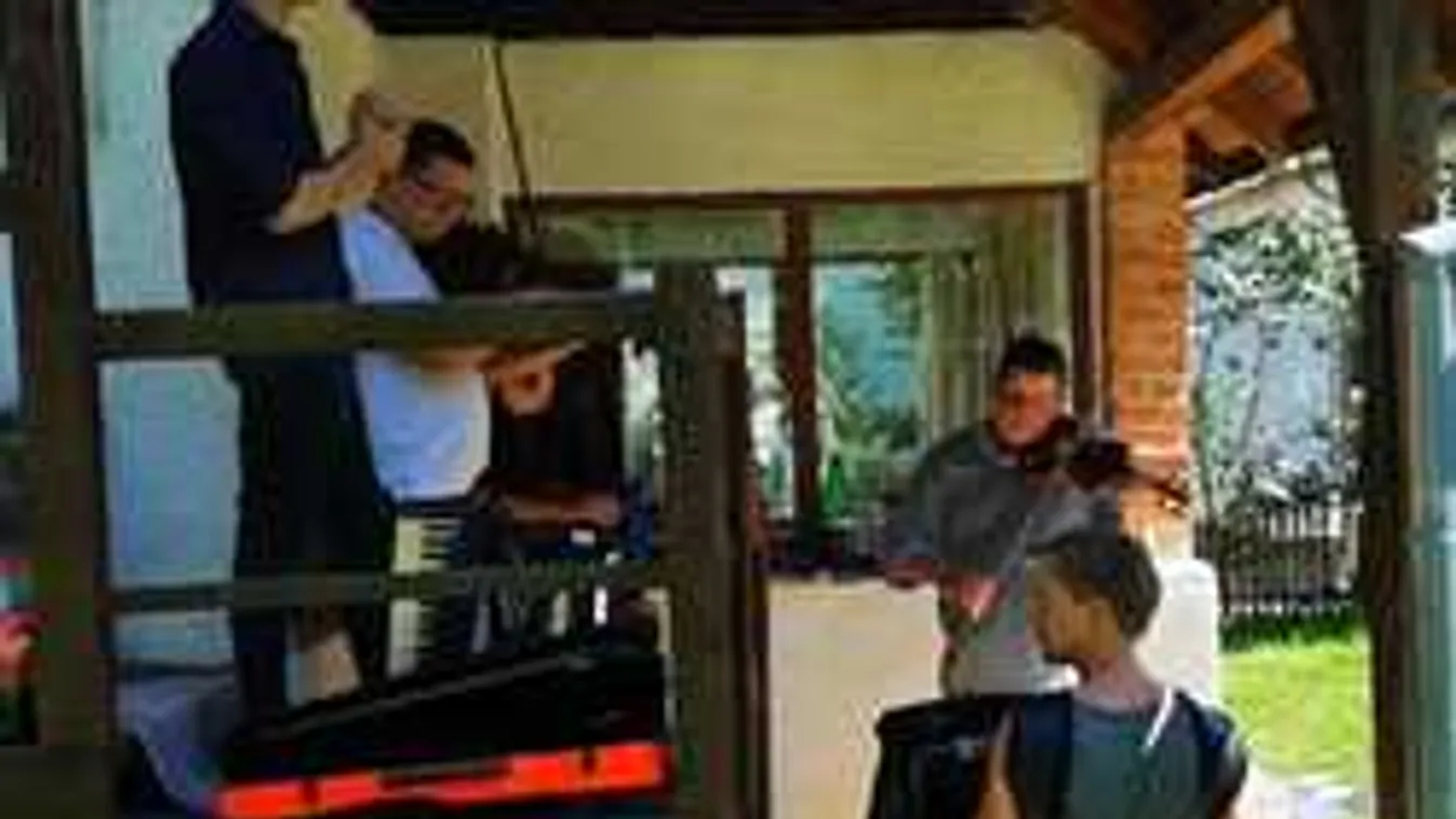 Tusványoson még a kertben is zenekarok húzzák a talpalávalót