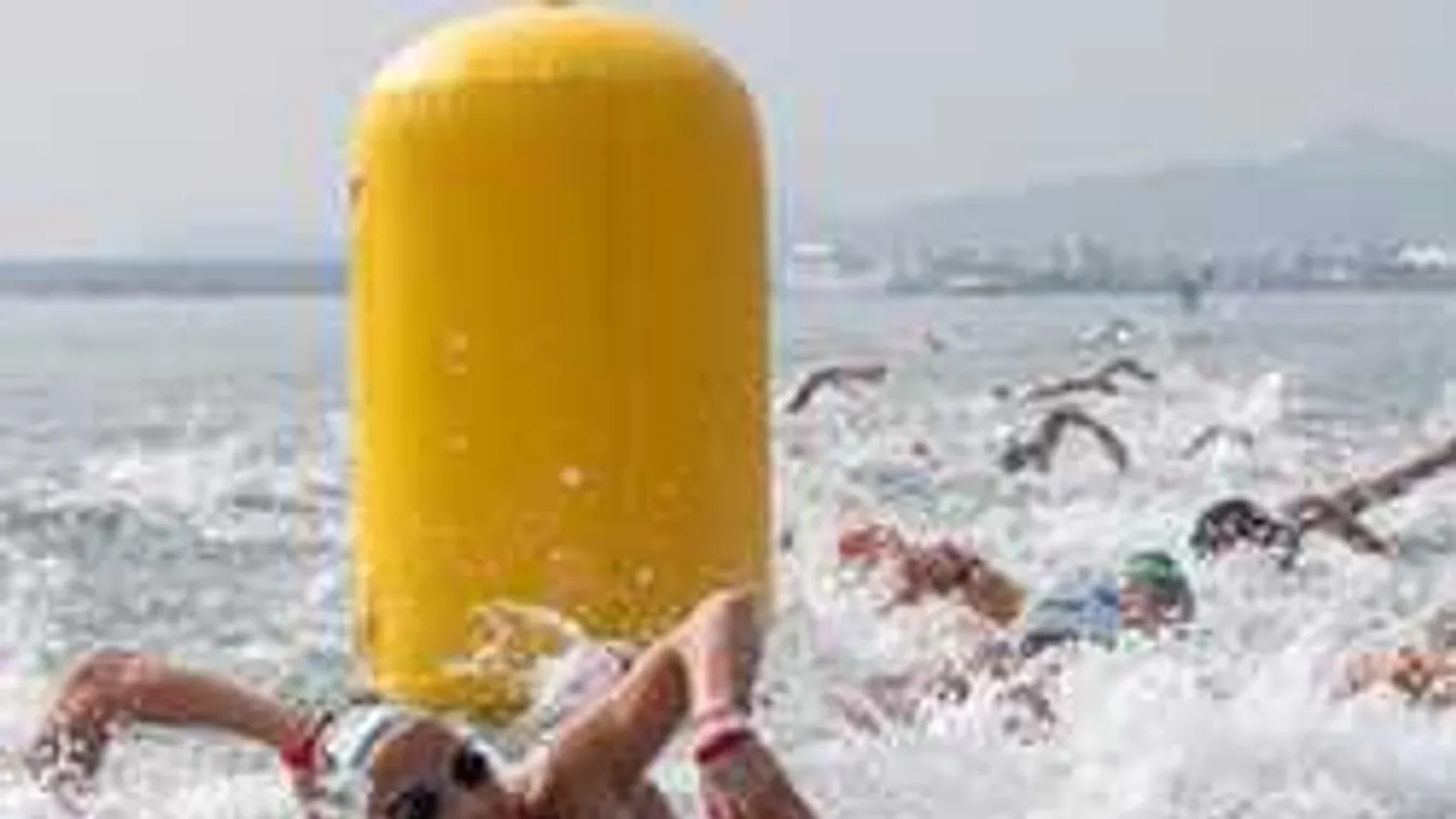 Káosz a vizes-vébén, szemen rúgták a magyar úszót