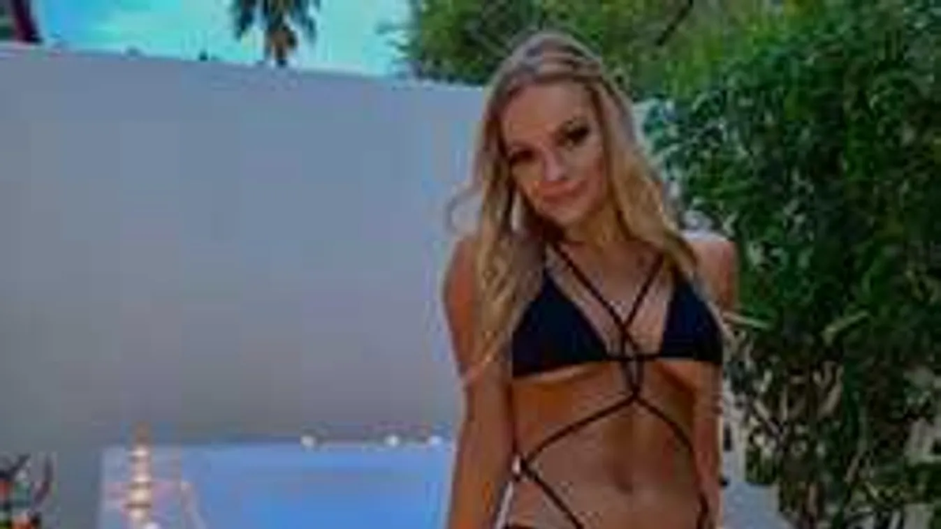 Félmeztelenül pózol a természetben az almamellű színésznő