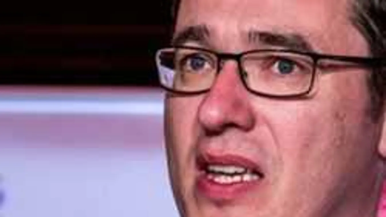 Karácsony megint hülyét csinált magából, robotgép levelez a nevében