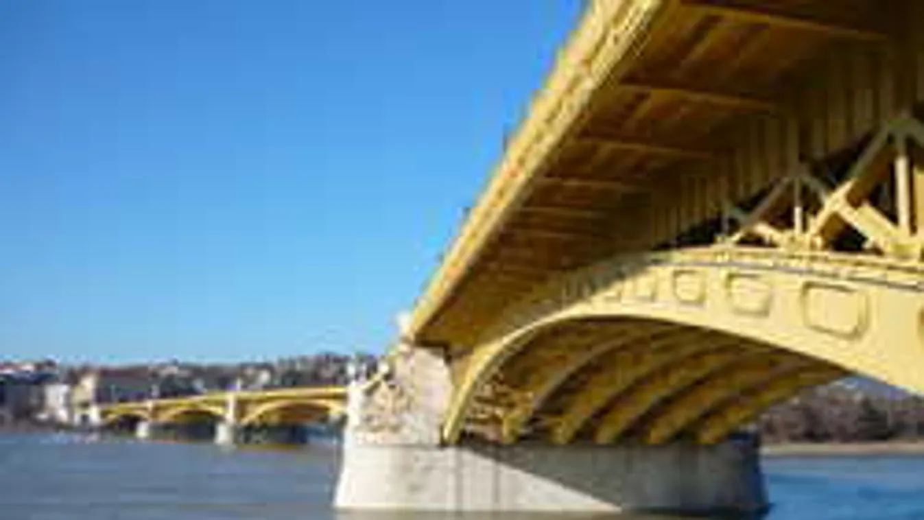 A Margit hídról akarta levetni magát egy férfi, a rendőrök az utolsó pillanatban elkapták