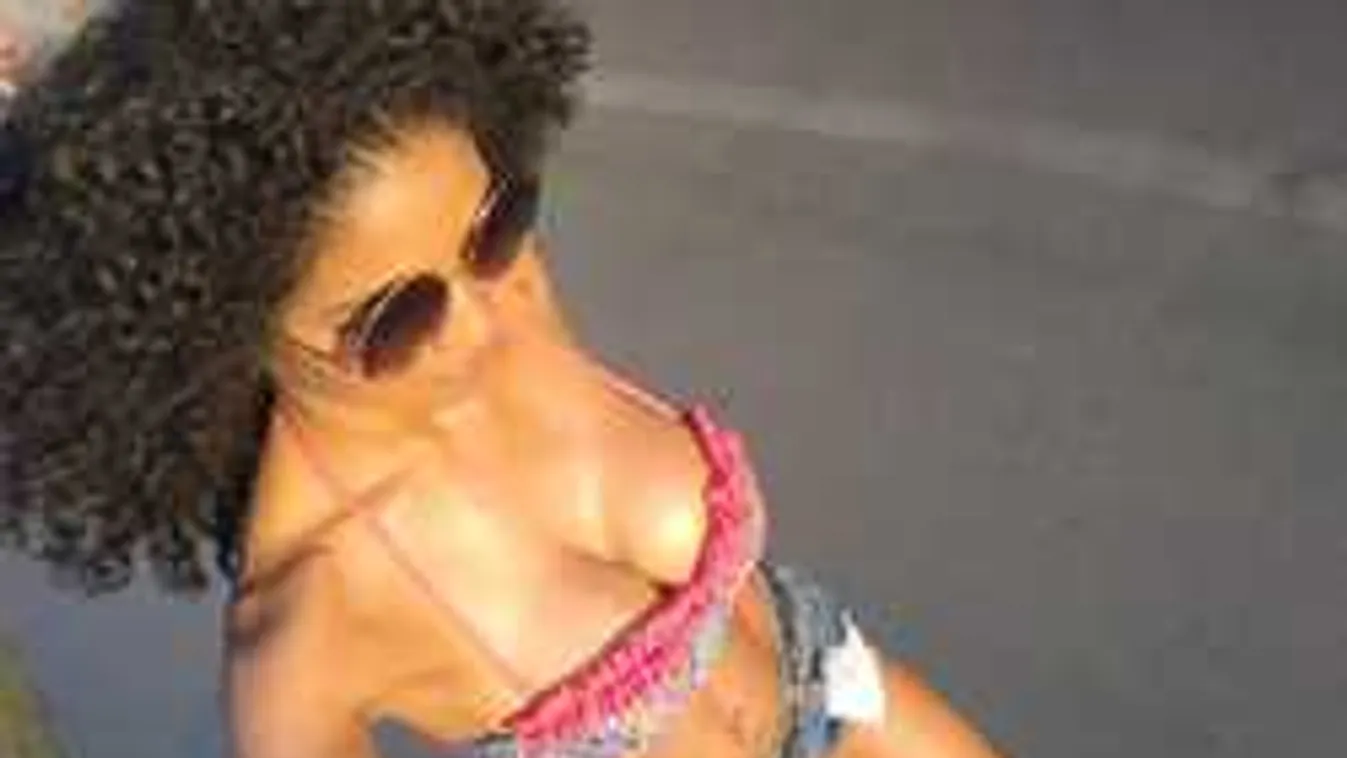 Se bugyi, se más, pucéran vették filmre a ringó mellű műsorvezetőnőt