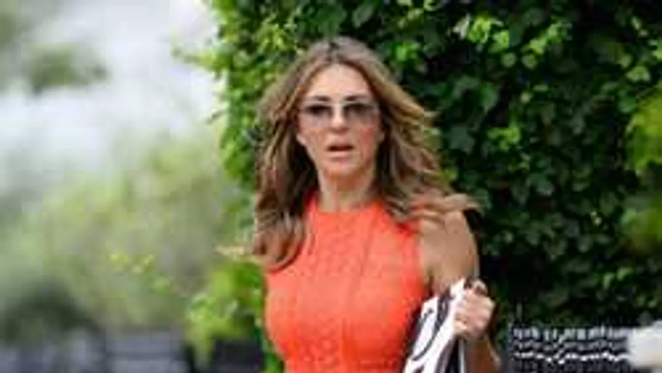 Ledobta a bikinit, anyaszült meztelenül pancsolt az 54 éves sztármami