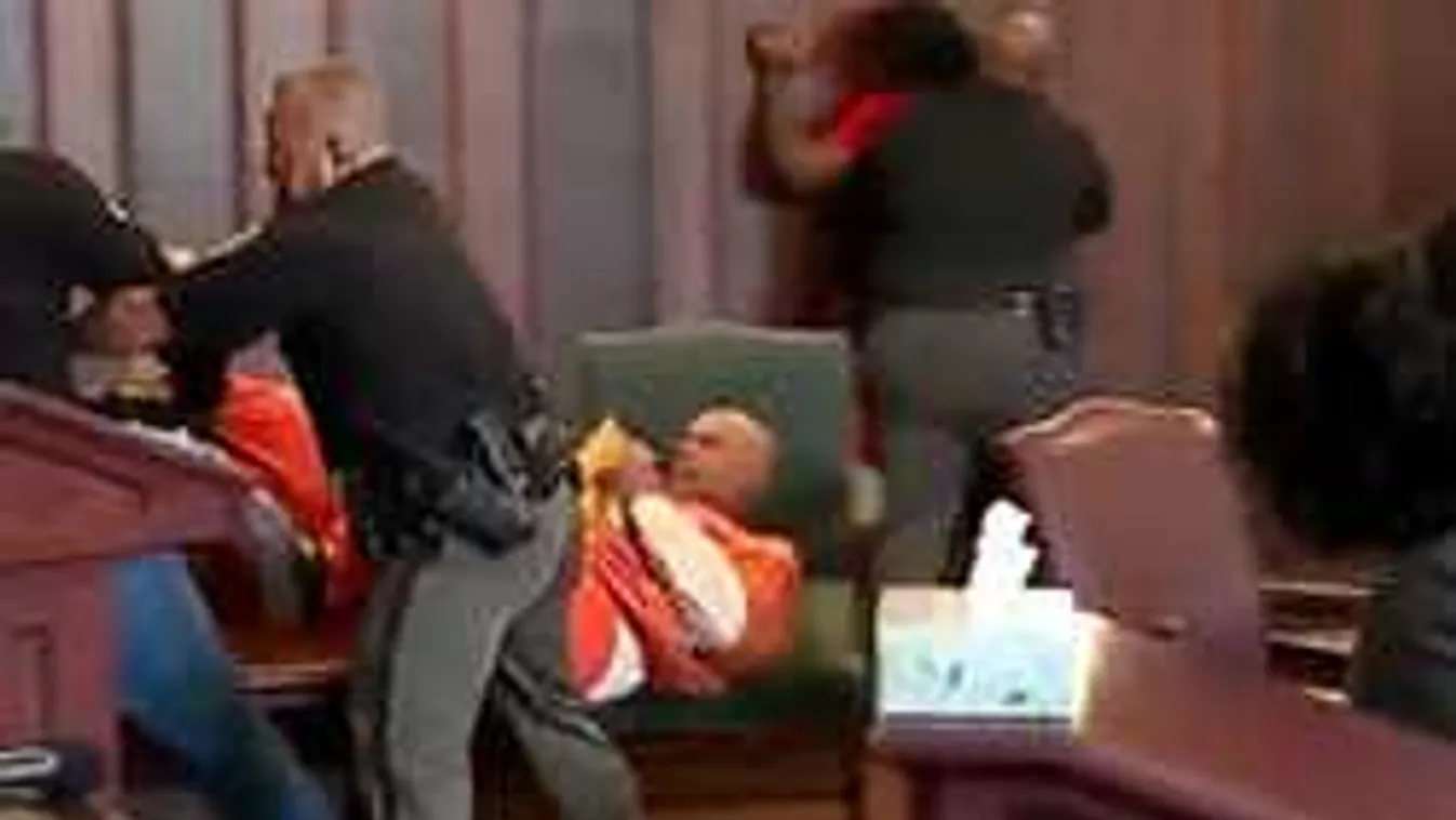 Verekedés a bíróságon: nem bírt megbékélni az áldozat családja! - videó