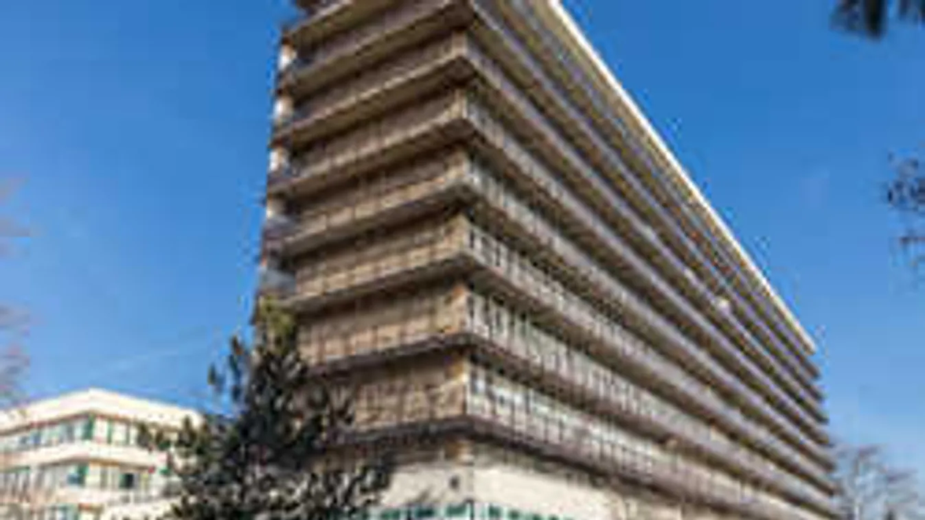 Leugrott egy beteg a budapesti kórház emeletéről, szörnyethalt