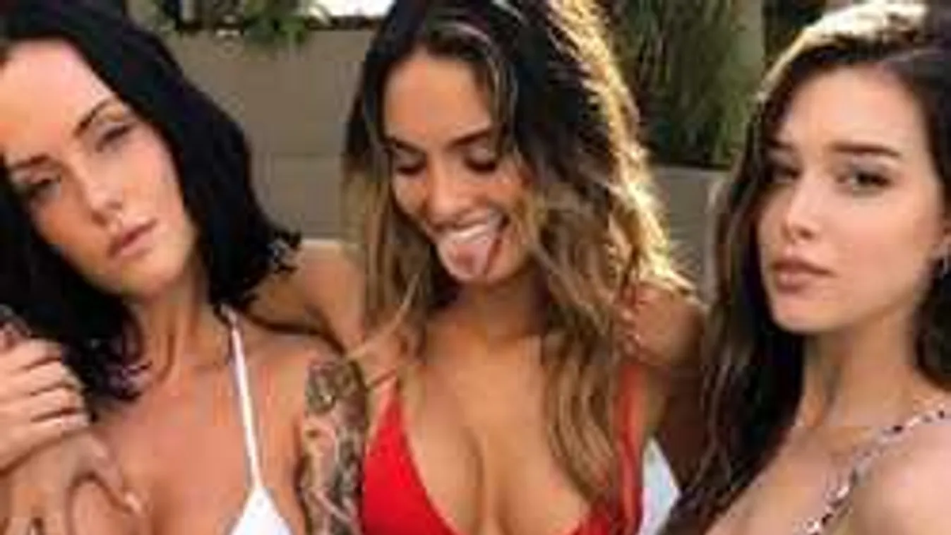 A repülőn mutogatták mellüket a lánytársaság tagjai!