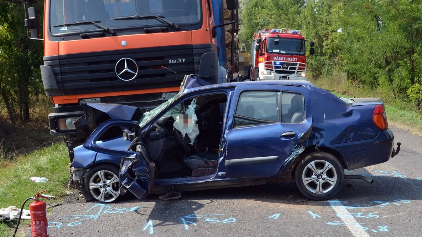Rommá tört a Renault, borzasztó fotókon a csávolyi halálos baleset