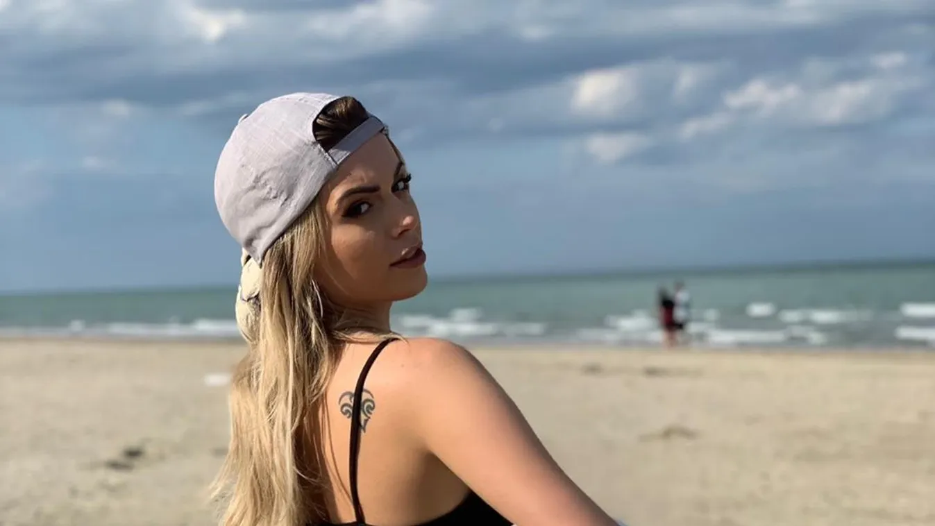 Vadító póz, az ágyban pucérkodik a dögös újságírónő