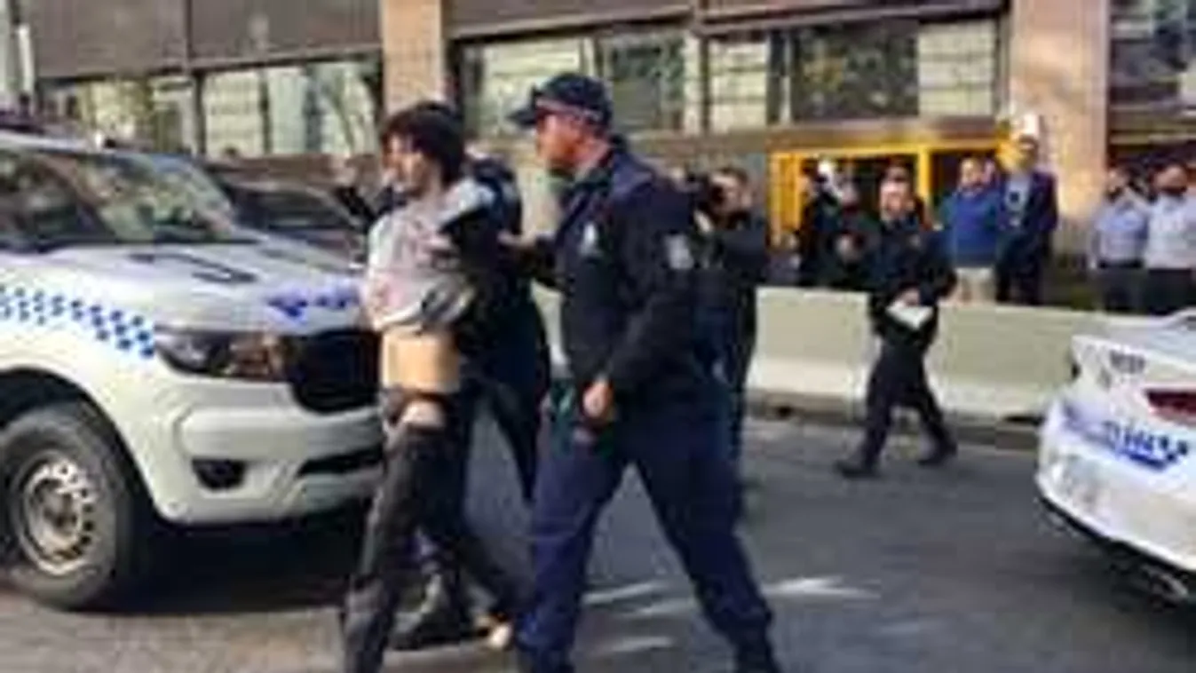 Ládával és székkel teperték le a késes támadót Sydney-ben