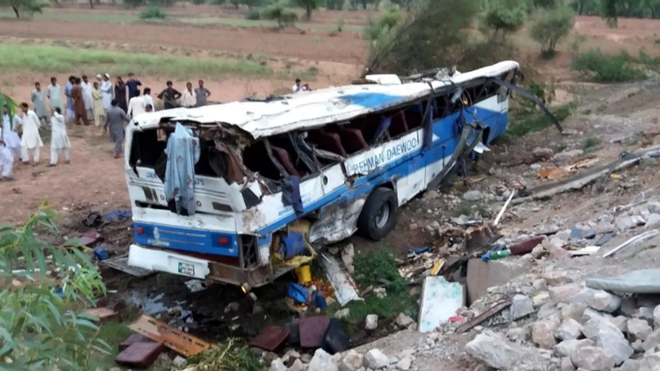 A násznéppel zuhant folyóba egy busz, rengeteg a halott Pakisztánban