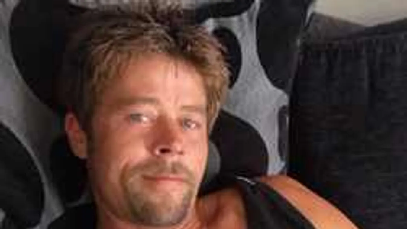 Ez a szexi építőmunkás abból él, hogy ő Brad Pitt hasonmása